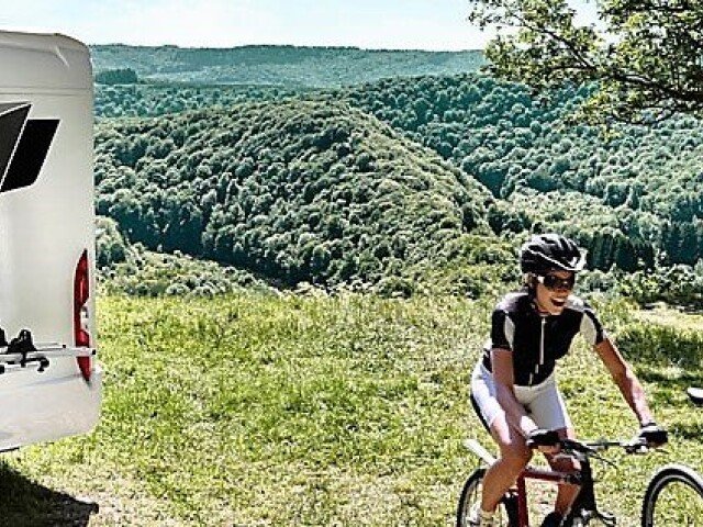 Bij montage door onze werkplaats bekijkt de monteur samen met u of de fietsendrager op uw caravan het beste op de dissel of juist op de achterwand van uw caravan kan worden gemonteerd