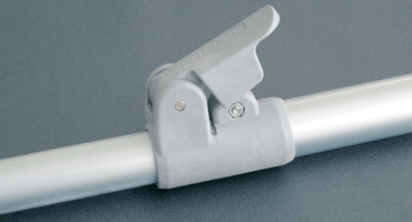 De handige Brand Power grip snelklemmen vergemakkelijken het opzetten van het tentframe..