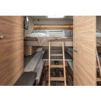 De 390 PUH is voorzien van een comfortabel tweepersoons hefbed voorin de caravan, boven de zit. afbeelding
