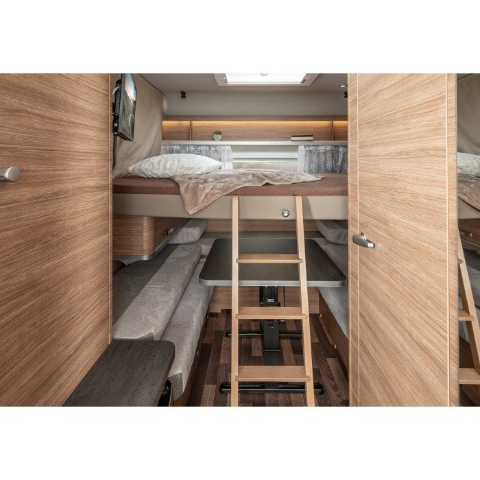 De 390 PUH is voorzien van een comfortabel tweepersoons hefbed voorin de caravan, boven de zit. afbeelding