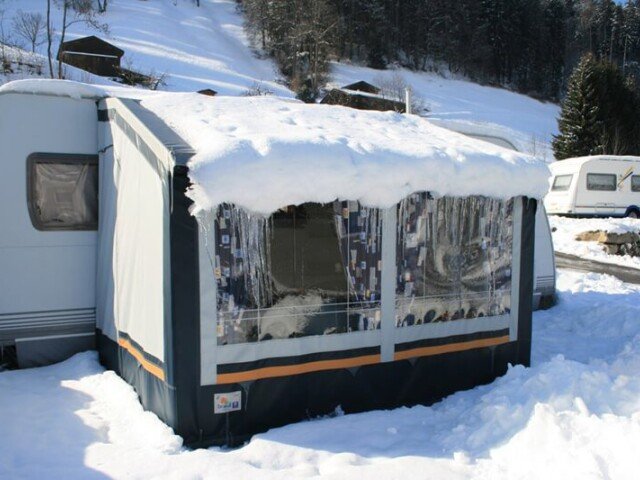 Dankzij de stabiele constructie is deze wintertent sneeuwzeker gebruik wel een winterzekeringsset
