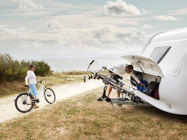 De disselbakklep is makkelijk te openen doordat deze fietsendrager kantelbaar is