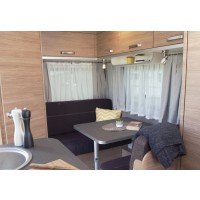 De 390 QD indeling heeft een gezellige dinette achterin. Blijft er visite logeren? Dan kan er een compact tweepersoonsbed van worden gemaakt. afbeelding