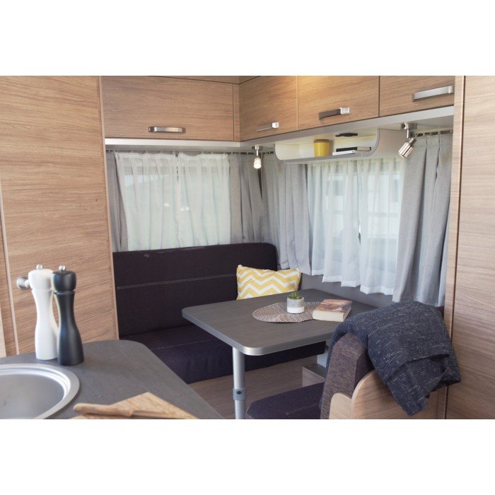 De 390 QD indeling heeft een gezellige dinette achterin. Blijft er visite logeren? Dan kan er een compact tweepersoonsbed van worden gemaakt. afbeelding
