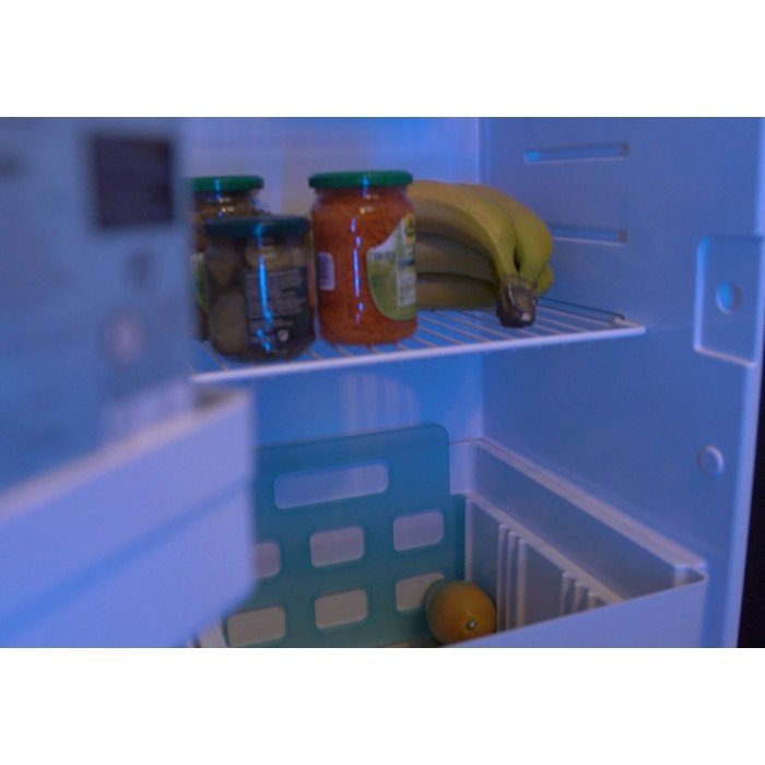 In deze ruime caravanindeling voor een groot gezin zit, heel praktisch;  een XXL-koelkast! afbeelding