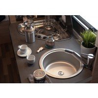 De keuken, met RVS spoelbak en veel opbergruimte, is van alle gemakken voorzien. afbeelding