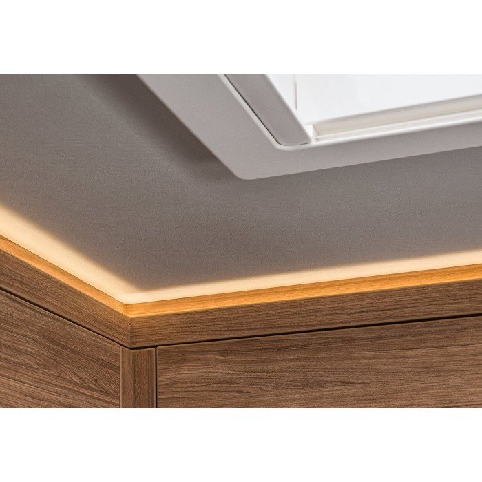 De caravan wordt sfeervol verlicht door moderne LED-verlichting. afbeelding