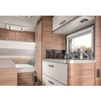 De Weinsberg CaraOne 390 QD is een populaire, compacte caravanindeling met een dwars tweepersoonsbed voorin. Deze caravan biedt alles wat je maar nodig hebt onderweg. afbeelding