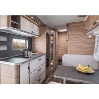 De Weinsberg CaraOne 550 QDK is voorzien van een zeer ruime keuken met Slim Tower koelkast, 3‐pitskookplaat, RVS gootsteen, extra opbergruimte en een ruim werkblad. afbeelding