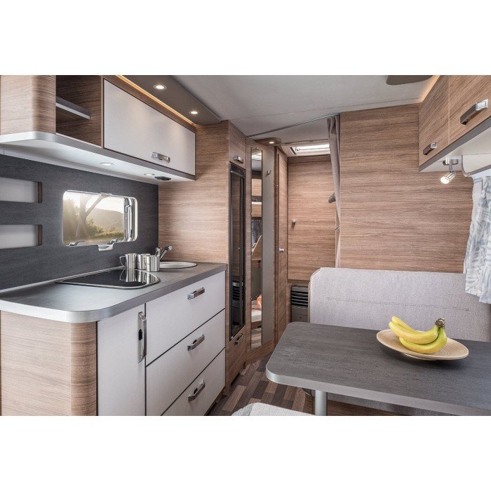De Weinsberg CaraOne 550 QDK is voorzien van een zeer ruime keuken met Slim Tower koelkast, 3‐pitskookplaat, RVS gootsteen, extra opbergruimte en een ruim werkblad. afbeelding