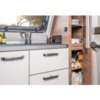 Handig: de smalle kast naast de keuken, waar je kookgerei voor het grijpen staat.  afbeelding
