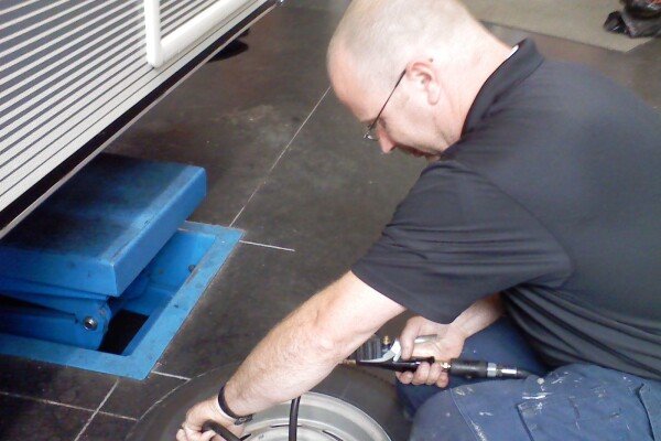 Foto Linberg werkplaats aan het werk