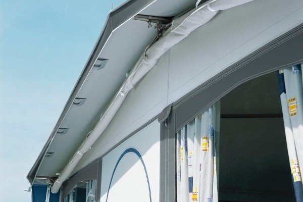 Brand Solair zonneluifel in opgerolde positie beschermd tegen wind en regen onder de petluifel v3
