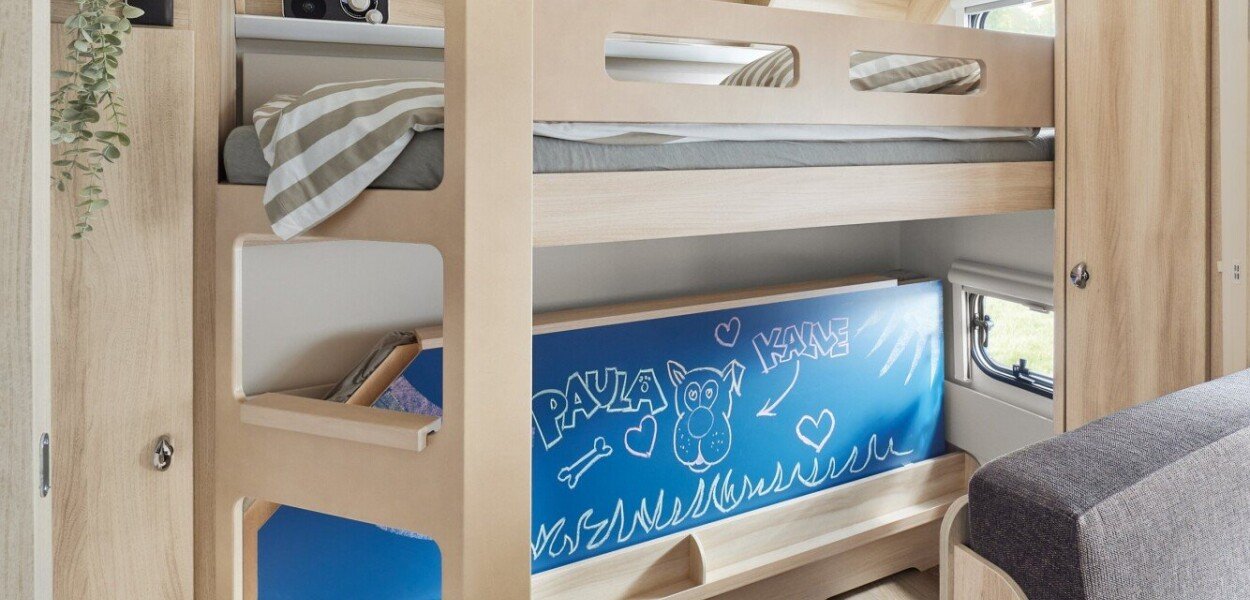 2026 WW De Luxe 540 KMFe innen Maltafel unter Kinderbett h BEAR PRESSE