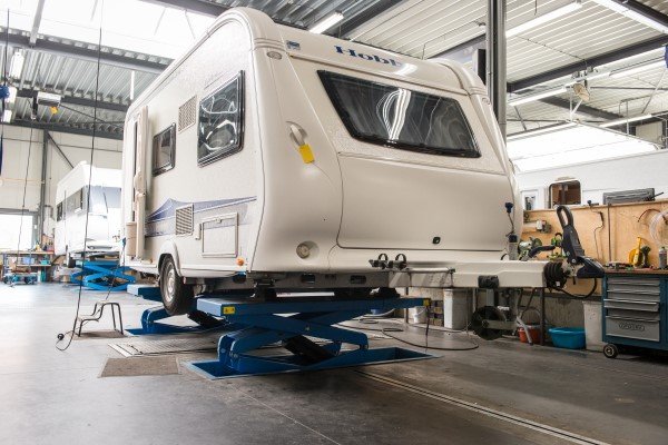 caravan op de brug